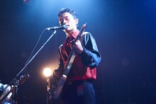 玉置周啓（MONO NO AWARE / G, Vo）（Photo by Ryosuke Yuasa）