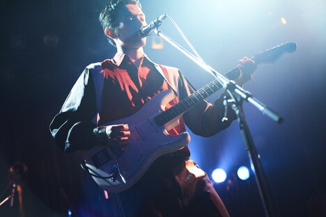 玉置周啓（MONO NO AWARE / G, Vo）（Photo by Ryosuke Yuasa）