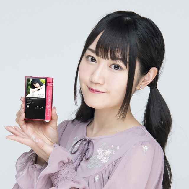 「AK70 MKII Yui Ogura Edition」を持つ小倉唯。