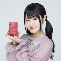 「AK70 MKII Yui Ogura Edition」を持つ小倉唯。