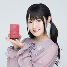 「AK70 MKII Yui Ogura Edition」を持つ小倉唯。