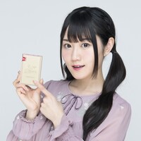 「AK70 MKII Yui Ogura Edition」オリジナルレザーケースを持つ小倉唯。