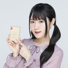 「AK70 MKII Yui Ogura Edition」オリジナルレザーケースを持つ小倉唯。