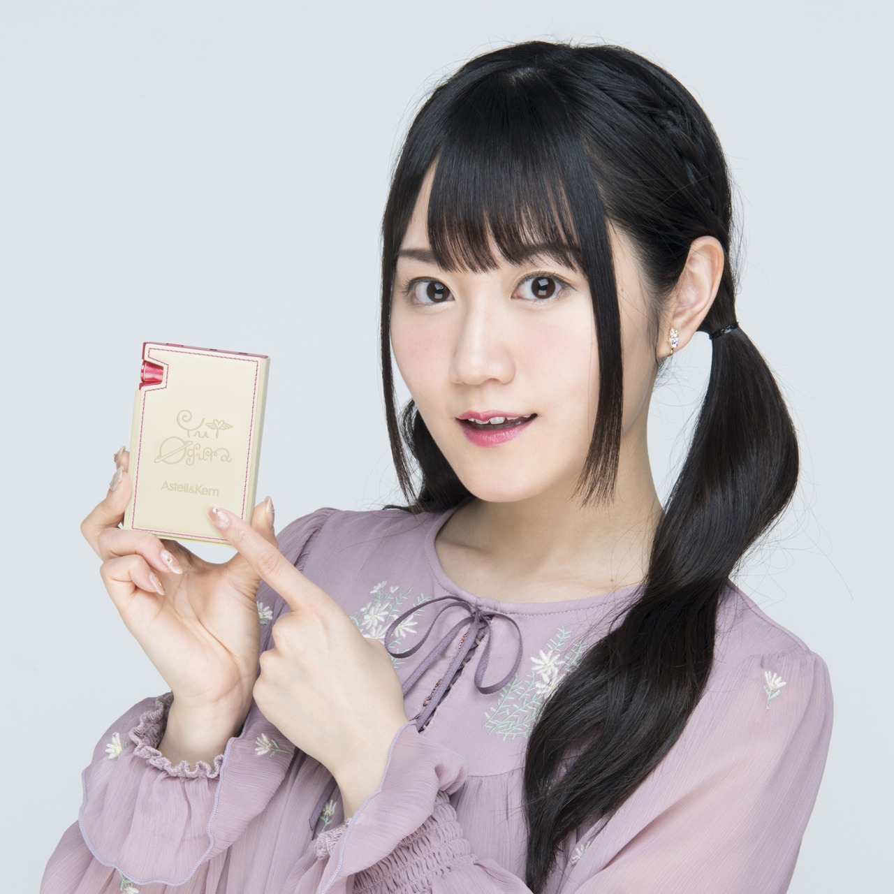 「AK70 MKII Yui Ogura Edition」オリジナルレザーケースを持つ小倉唯。