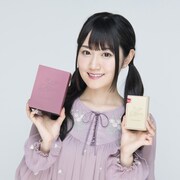 「AK70 MKII Yui Ogura Edition」オリジナルレザーケースとパッケージを持つ小倉唯。