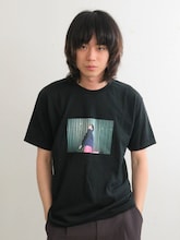 菅田将暉フォトプリントTシャツを着用した菅田将暉。