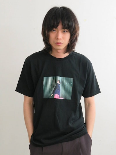 菅田将暉フォトプリントTシャツを着用した菅田将暉。