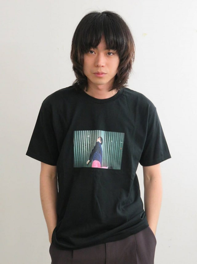 菅田将暉フォトプリントTシャツを着用した菅田将暉。