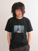 菅田将暉フォトプリントTシャツを着用した菅田将暉。