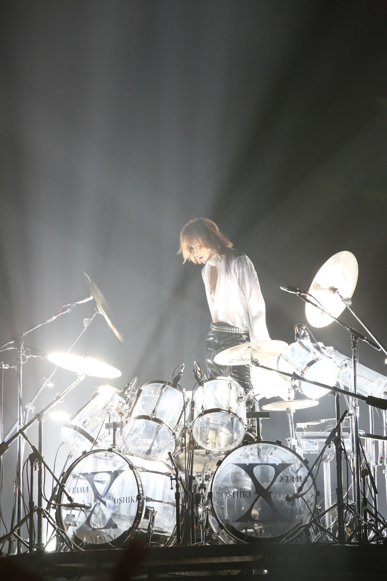 ドラムの前に立つYOSHIKI（Dr, Piano）。