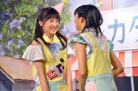 駄菓子屋“ツカダ駄菓子店”の店長を演じた塚本颯来（右）と、彼女の祖母を演じた華山志歩（左）。