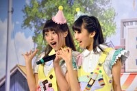 駄菓子屋“ツカダ駄菓子店”の店長を演じた塚本颯来（右）と、彼女の祖母を演じた華山志歩（左）。