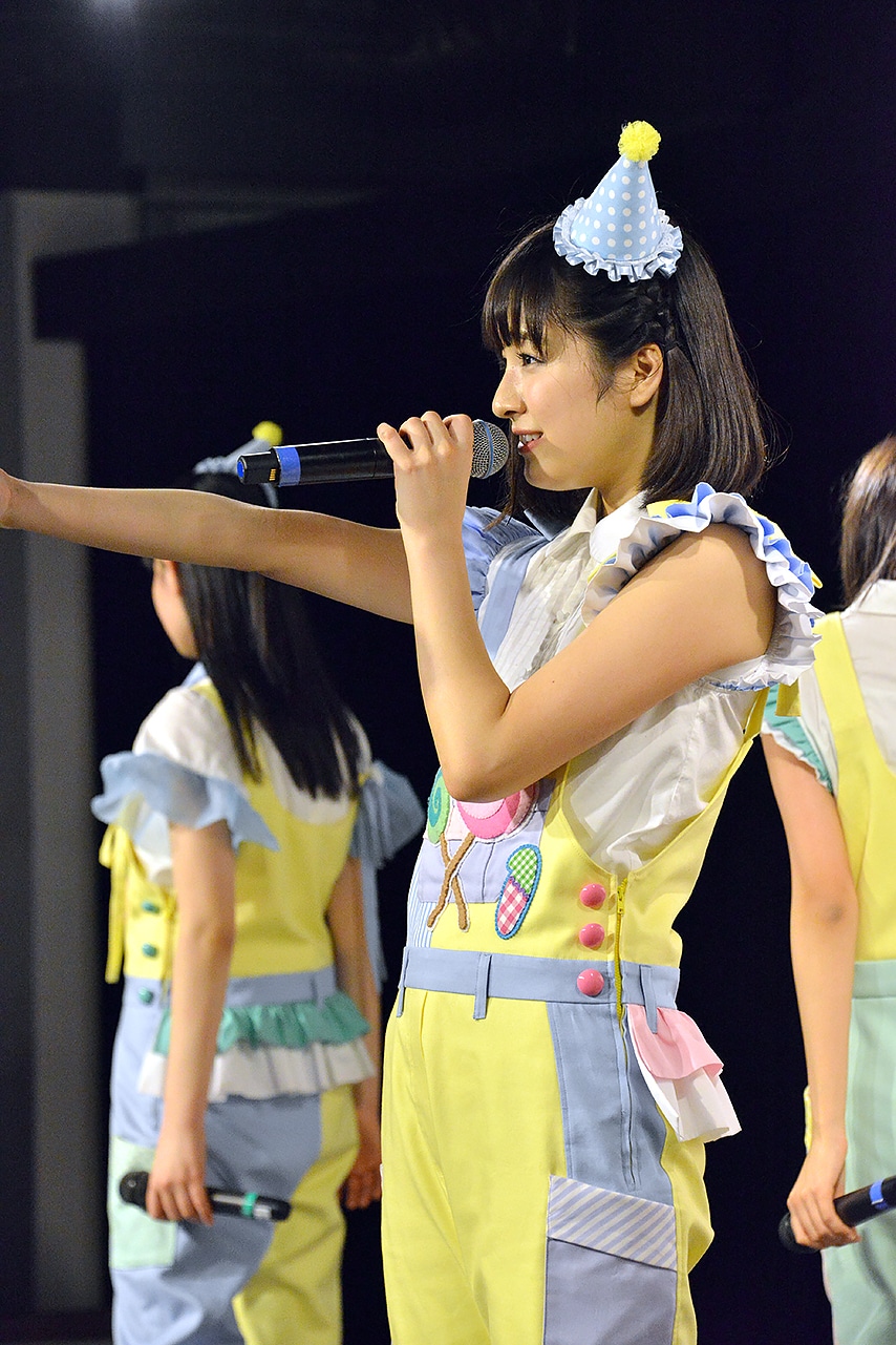 「おかしなわたしとはちみつのきみ」の曲中に「一緒にいよう？」という台詞を披露する雨宮かのん。