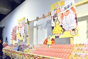 駄菓子屋をイメージした装飾が施された東京・ポニーキャニオン本社1Fイベントスペース。