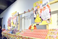 駄菓子屋をイメージした装飾が施された東京・ポニーキャニオン本社1Fイベントスペース。