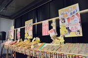 駄菓子屋をイメージした装飾が施された東京・ポニーキャニオン本社1Fイベントスペース。