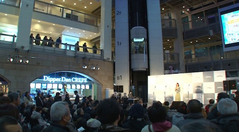 ショッピングモールでパフォーマンスする半崎美子。(c)TBS