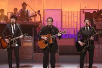 「道化師のソネット」を歌うさだまさしとゆず。（写真提供：フジテレビ）