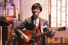 「糧」を歌う森山直太朗。（写真提供：フジテレビ）