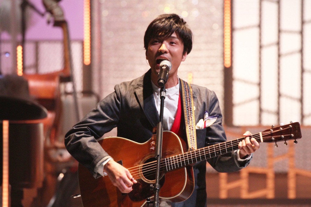 「糧」を歌う森山直太朗。（写真提供：フジテレビ）
