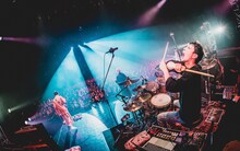 「KKP TOUR またイかせてもらいます!! 47都道府県全国津々ムラ×2!! デリバリー感覚ピエロ!!～チェンジだなんて言わせない～」東京・Zepp Tokyo公演の様子。（撮影：ヤマダマサヒロ）