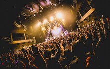 「KKP TOUR またイかせてもらいます!! 47都道府県全国津々ムラ×2!! デリバリー感覚ピエロ!!～チェンジだなんて言わせない～」東京・Zepp Tokyo公演の様子。（撮影：ヤマダマサヒロ）