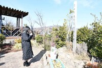 黙祷するメンバー。