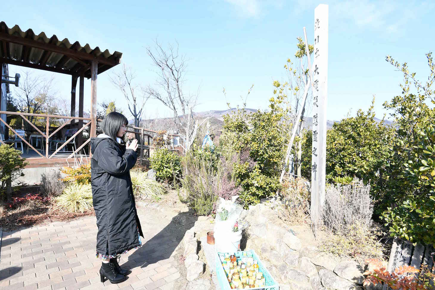 黙祷するメンバー。
