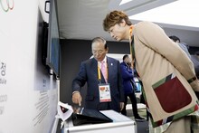 「Tokyo 2020 JAPAN HOUSE」内を観覧する香取慎吾。(c)Tokyo 2020