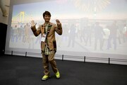「Tokyo 2020 JAPAN HOUSE」内ではしゃぐ香取慎吾。(c)Tokyo 2020
