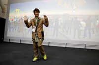 「Tokyo 2020 JAPAN HOUSE」内ではしゃぐ香取慎吾。(c)Tokyo 2020