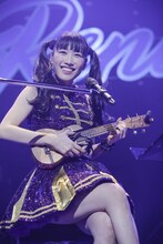 ウクレレを弾く高城れに。（Photo by HAJIME KAMIIISAKA）