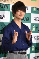 ポーズを決める佐野勇斗（M!LK）。