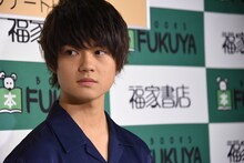 報道陣の取材に応じる佐野勇斗（M!LK）。