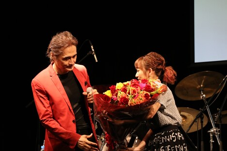 織田哲郎に花束を渡す高橋みなみ。