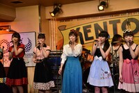 宮前真樹とハコイリ▽ムスメによるコラボレーションの様子。