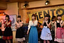 宮前真樹とハコイリ▽ムスメによるコラボレーションの様子。