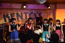 ハコイリ▽ムスメによるライブの様子。