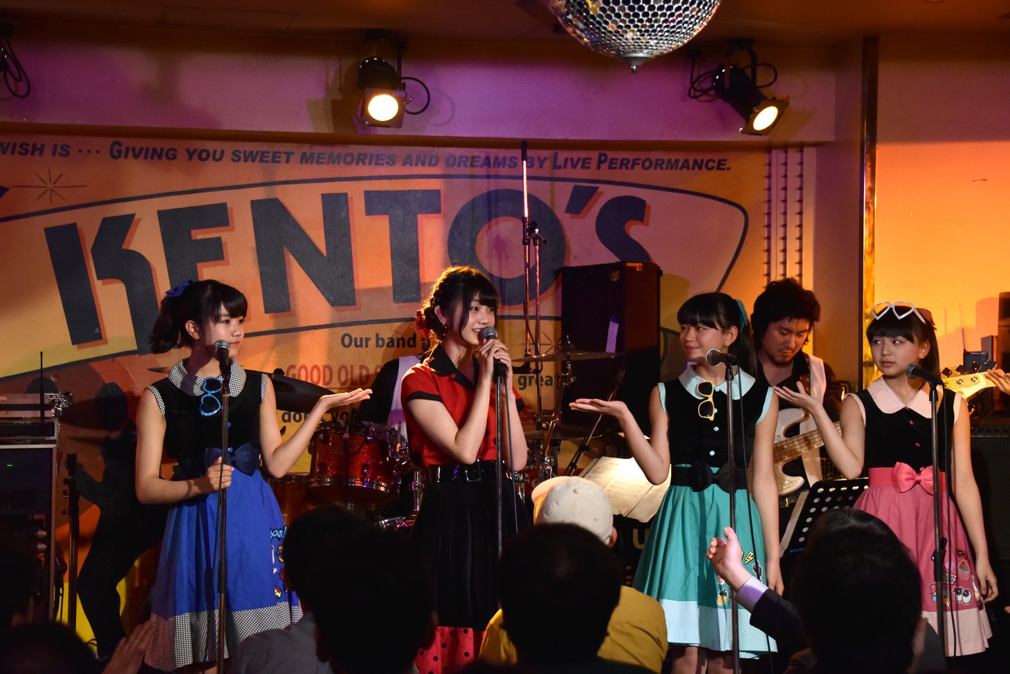 ハコイリ▽ムスメによるライブの様子。