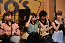 左から我妻桃実、鉄戸美桜、塩野虹。