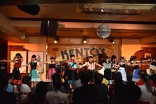 ハコイリ▽ムスメによるライブの様子。