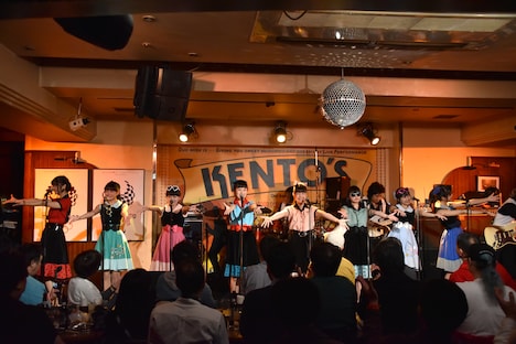 ハコイリ▽ムスメによるライブの様子。