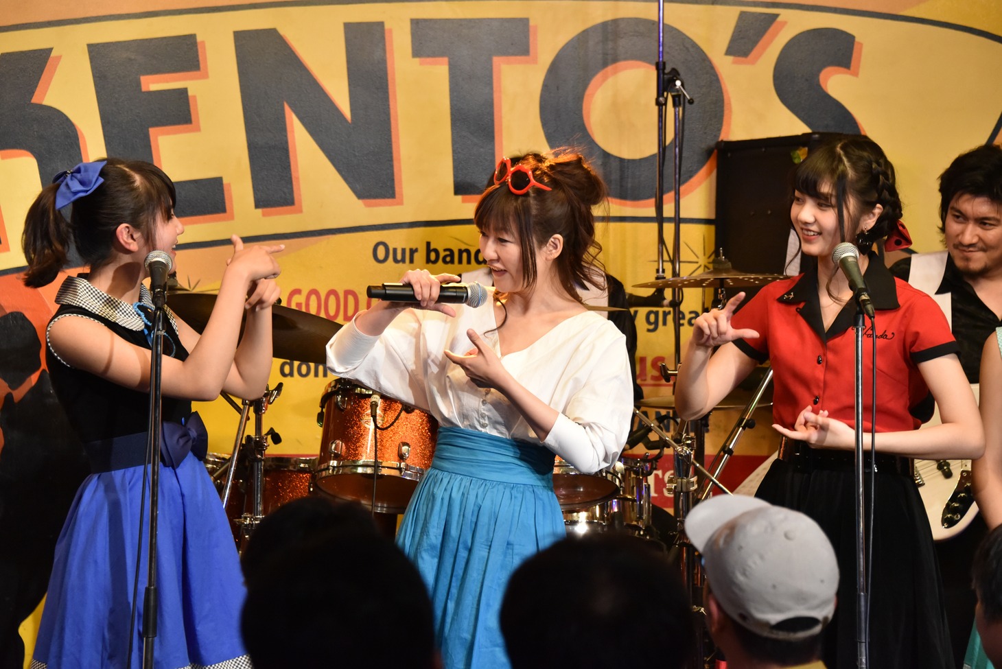 ハコイリ▽ムスメのポーズを教わる宮前真樹（中央）。