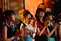 「夏の友達」を歌う宮前真樹（左から2番目）。