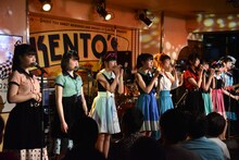 宮前真樹とハコイリ▽ムスメによるコラボレーションの様子。