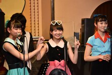 次回のライブ日程をジェスチャーで表現するも「18日」が「81日」になってしまっている吉田万葉（左）と井上姫月（中央）。