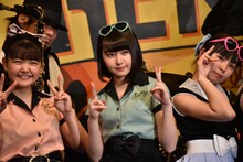 左から我妻桃実、鉄戸美桜、塩野虹。