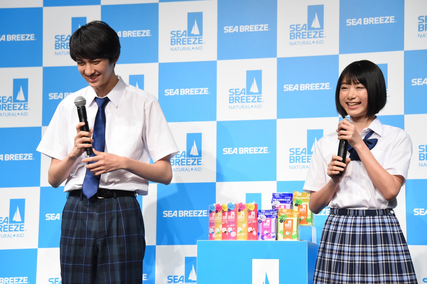 古川毅（SUPER★DRAGON）と池間夏海。