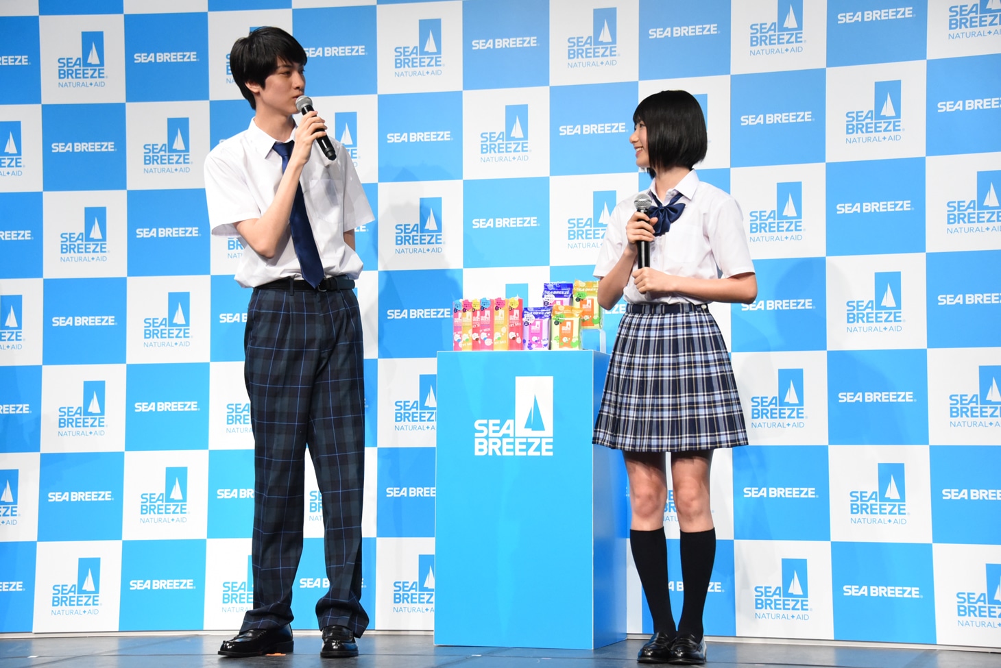 古川毅（SUPER★DRAGON）と池間夏海。