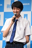 CMの中の胸キュンフレーズの再現をMCに求められ、照れ笑いを浮かべる古川毅（SUPER★DRAGON）。